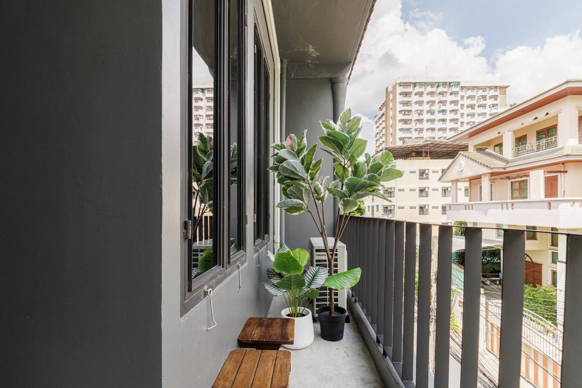 Wabisabi Bangkok 3 Min To Train Station Hotel Екстериор снимка